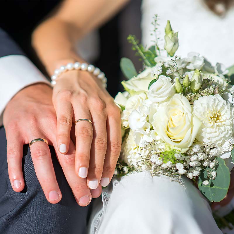 Nahaufnahme der Hochzeitsringe eines verheirateten Paars