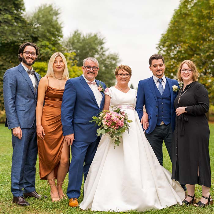 Gruppenfoto während einer Hochzeit von Braut und Bräutigam zusammen mit Familienmitgliedern