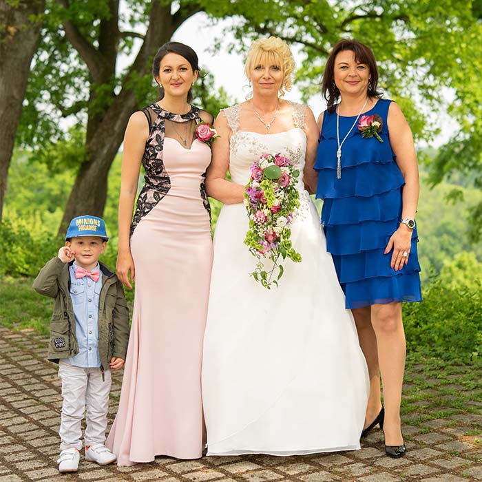 Gruppenfoto von 3 Frauen und einem Kind während einer Hochzeit