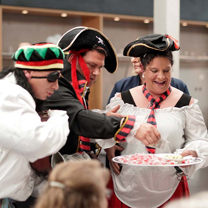 Impressionsfoto während einer Hochzeit von 3 Personen verkleidet als Piraten