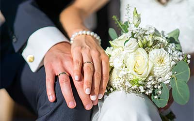 Nahaufnahme der Hochzeitsringe eines verheirateten Paars